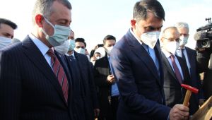 Millet bahçesinin ilk fidanını Bakan Kurum dikti