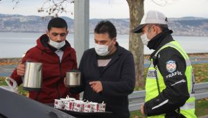 Özel halk otobüsü şoföründen polislere çay ve kek ikramı