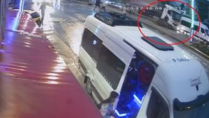Tırın altında kalmaktan son anda kurtuldular