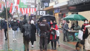 Yağmurlu havada bile Kocaeli sokakları tıklım tıklım