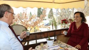 Yarım asırlık evliliklerini şifalı balkonlarında kutladılar