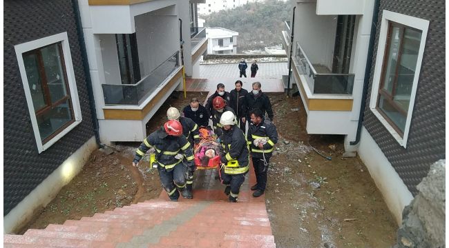 Asansör boşluğuna düşen genç kız kurtarıldı