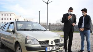 Babasının otomobilini akıllı araca çevirdi