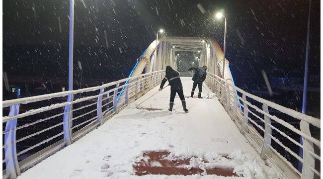 Büyükşehir ekipleri karla mücadeleyi sürdürüyor