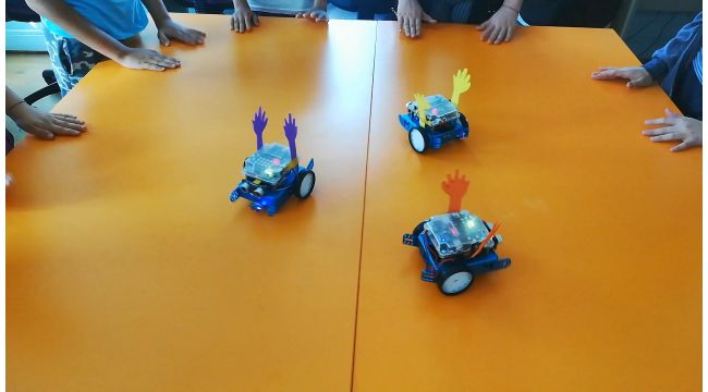 Çocukların “Erik Dalı” oynayan robotlarına büyük ilgi