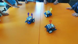 Çocukların “Erik Dalı” oynayan robotlarına büyük ilgi