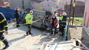 Devrilen otomobilden burnu bile kanamadan çıktı