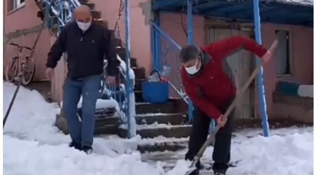 Eline küreği aldı, vatandaşın kapısını temizledi
