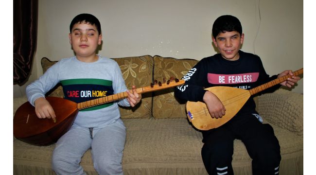Görme engelli kardeşler saz çalarak hayata tutundu