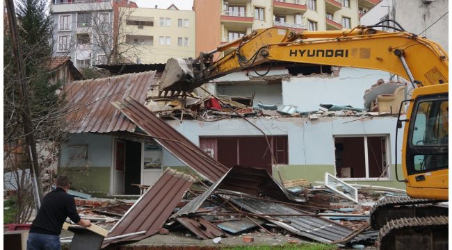 Hasarlı binalar yıkılıyor