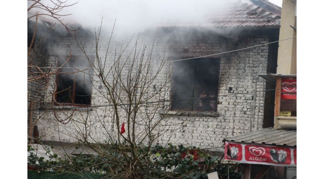 İki katlı ev çıkan yangında alevlere teslim oldu