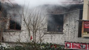 İki katlı ev çıkan yangında alevlere teslim oldu