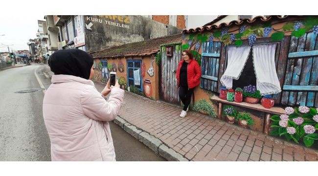 İzmit Belediyesi boş duvarları renklendiriyor