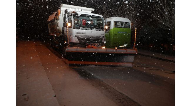 İzmit Belediyesinden kar küreme ve tuzlama çalışması