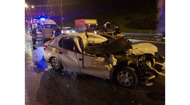 Kamyona arkadan çarpan otomobil paramparça oldu