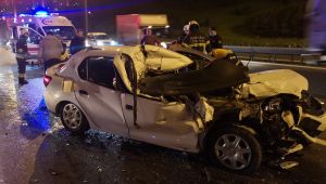 Kamyona arkadan çarpan otomobil paramparça oldu