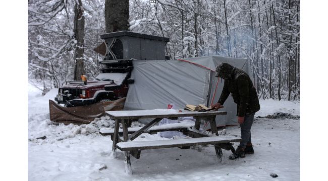 Kar yağışı altında eksi 14 derecede kamp keyfi yaptılar