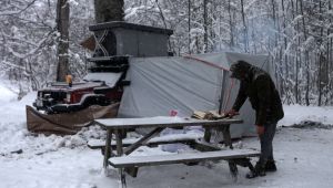 Kar yağışı altında eksi 14 derecede kamp keyfi yaptılar