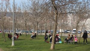 Kar yağışından ümidini kesen vatandaşlar sahilleri ve yeşil alanları doldurdu