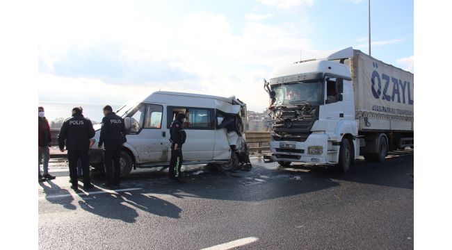 Kocaeli TEM'de arızalanan minibüse tır çarptı: 2 yaralı