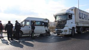 Kocaeli TEM'de arızalanan minibüse tır çarptı: 2 yaralı