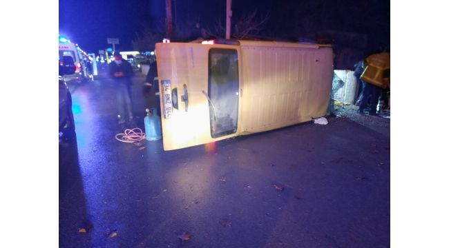 Kontrolden çıkan panelvan minibüs devrildi