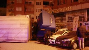 Kontrolden çıkan tır oto galeriye daldı