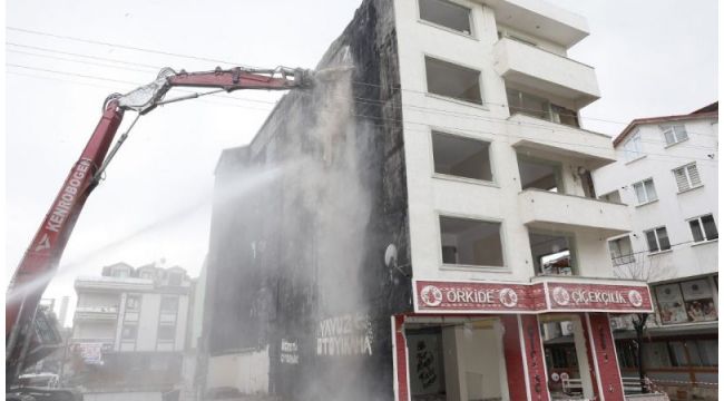 Körfez’de ağır hasarlı bina yıkıldı