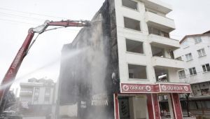 Körfez’de ağır hasarlı bina yıkıldı