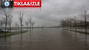 Lodos şiddetlendi, dalgaların vurduğu sahil gölete döndü