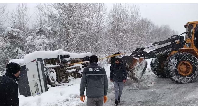 Minibüs karlı yolda yan yattı