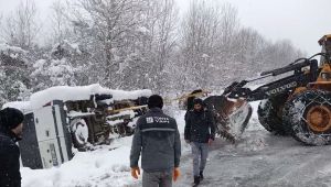 Minibüs karlı yolda yan yattı