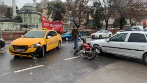 Motosiklet, iki otomobille çarpıştı:1 yaralı