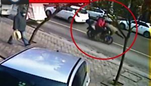 Motosikletin yayaya çarptığı kaza anı kamerada