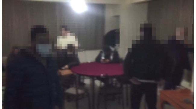 Mühürlenen iş yerinde kumar oynarken yakalandılar