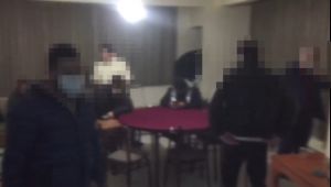 Mühürlenen iş yerinde kumar oynarken yakalandılar