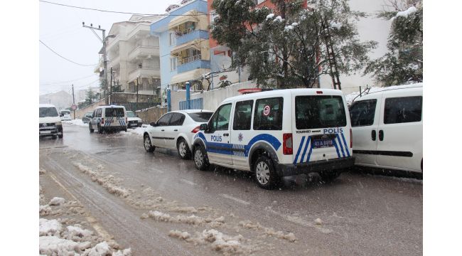 Silahını temizlerken yanlışlıkla kendini vurdu