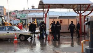 Silahla vurulan şahıs akaryakıt istasyonuna sığındı