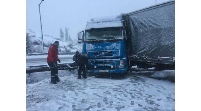 TEM Otoyolu, makas atan tır sebebiyle kapandı