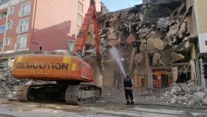 Tinercilerin mesken tuttuğu 4 katlı bina yıkıldı
