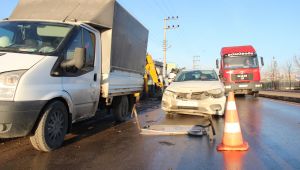 Yolda çalışma yapan işçilere otomobil çarptı