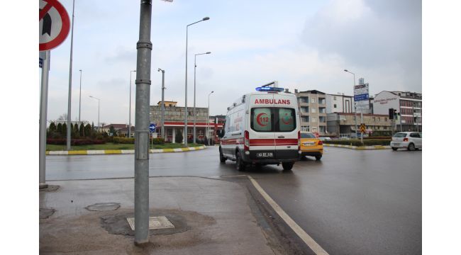 Yoldan geçmeye çalışırken tırın altında can verdi