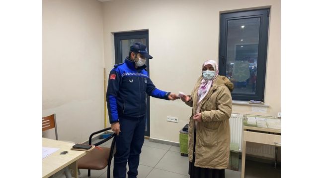 Zabıta ekipleri buldukları 1000 TL'yi sahibine teslim etti