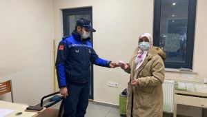 Zabıta ekipleri buldukları 1000 TL'yi sahibine teslim etti