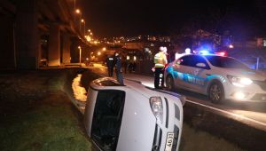 Alkollü sürücü aracını kanala devirdi