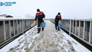 Başiskele'de buzlanan ve kapanan yollar açılıyor