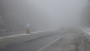 Bolu Dağı’nda kar yağışı ve yoğun sis etkili oluyor