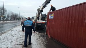 Devrilen konteynere zabıta müdahalesi