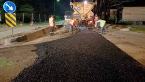 Ekipler, gece yarısı yollarda asfalt yama yapıyor