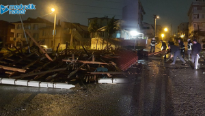 Gebze'de fırtına çatıyı uçurdu!